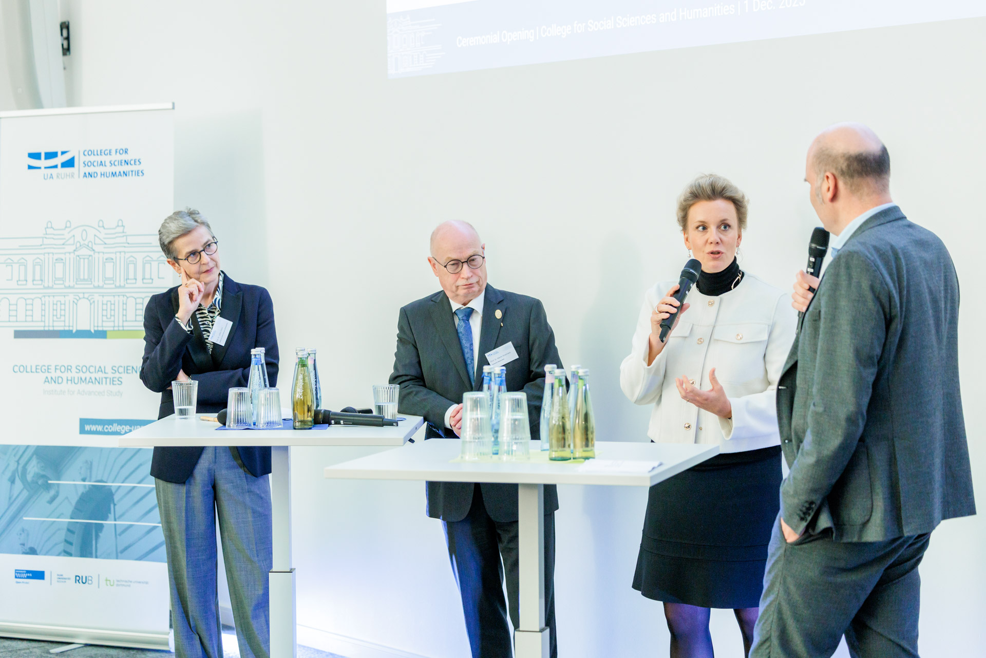 photo of the Round Table Talk: Prof. Julika Griem, Prof. Martin Stratmann, Ina Brandes, moderator Jan-Martin Wiarda