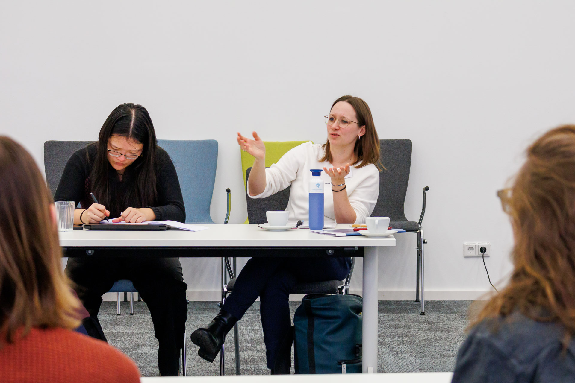 photo from the workshop 'Ethnic-Racial Socialisation', one participant talking and gesturing